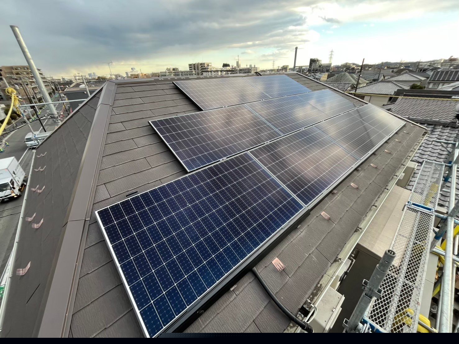 創新が施工した住宅屋根の太陽光パネル